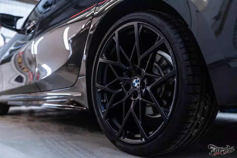 BMW 3 G20. Установка деталей обвеса и установка синих ремней безопасности.